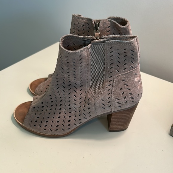 Toms size 7 peep toe suede wedge GUC - Picture 1 of 5